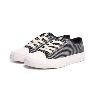Women's LEO Black Stripe unnown sneakers
